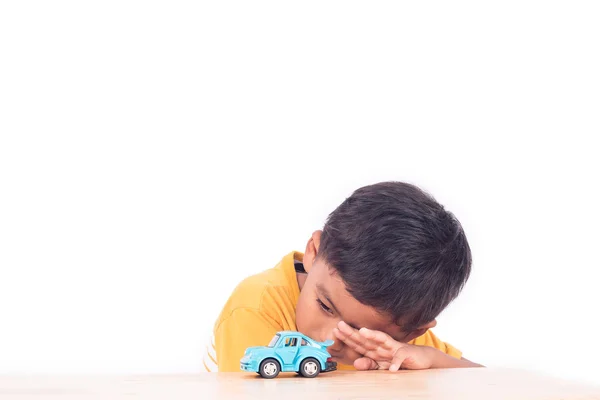 Lindo poco asiático niño niño niño preescolar jugando con azul ca — Foto de Stock