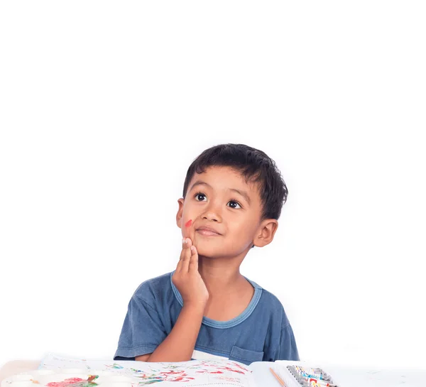 Netter kleiner Junge denkt während er Hausaufgaben macht — Stockfoto