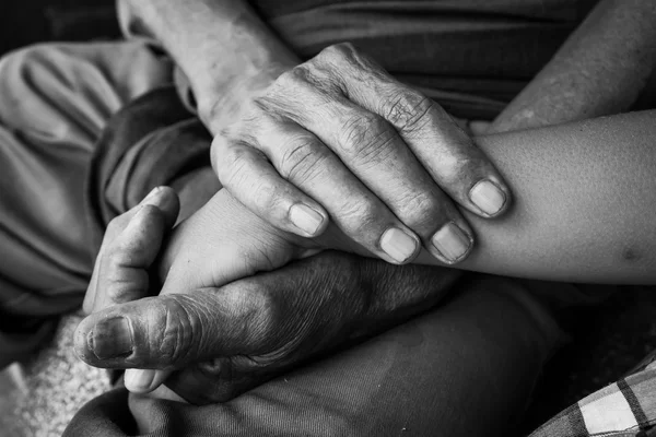 Asiático niños pequeño niño mano toca y sostiene un viejo hombre arrugado —  Fotos de Stock