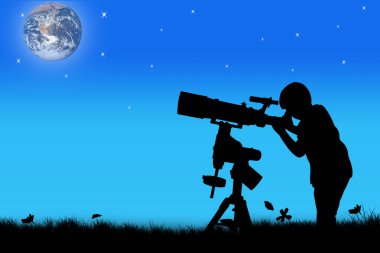 küçük çocuk geceleri teleskopla bakarak silüeti