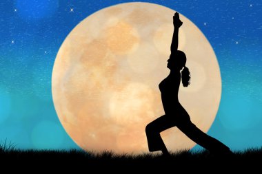 Pratik Yoga dolunay arka plan, siluet genç kadın