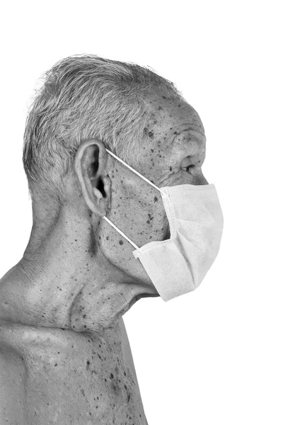 Elderty man bär mask, svart och vit ton — Stockfoto