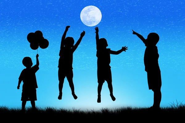 Silueta de niño feliz saltando en luna llena noche fondo —  Fotos de Stock