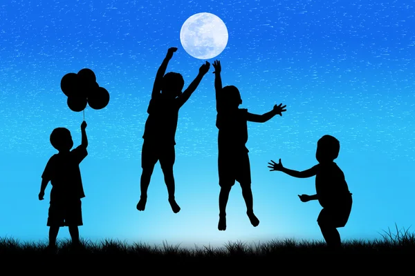 Silueta de niño feliz saltando en luna llena noche fondo —  Fotos de Stock