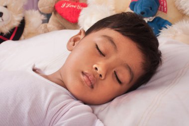 oyuncak ayı ile küçük bir Asyalı çocuk uyku