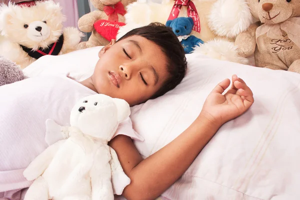 Un poco asiático chico dormir con teddy oso — Foto de Stock
