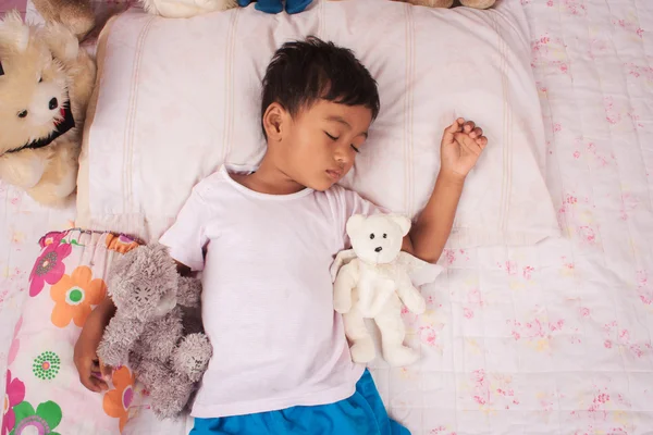 Un poco asiático chico dormir con teddy oso — Foto de Stock