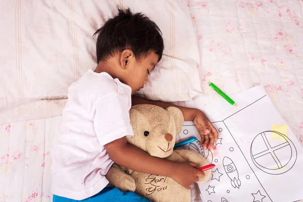 Um pouco asiático menino dormir com teddy urso — Fotografia de Stock