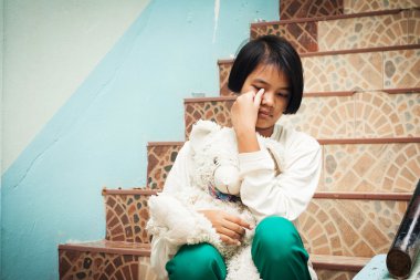 Yalnız merdiven parkta oturan kız