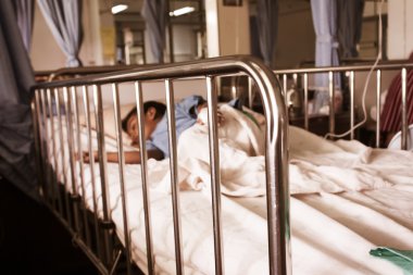 çocuk uyku yatakta, küçük çocuk hasta sali ile hastaneye