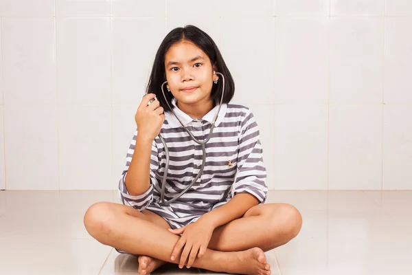 Bonito asiático médico menina com estetoscópio — Fotografia de Stock