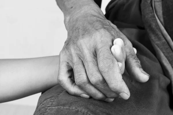 Asiático crianças pouco menino mão toca e detém um velho homem enrugado — Fotografia de Stock