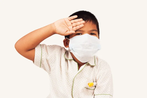 Liten pojke sjuk slitage mask och themometer — Stockfoto