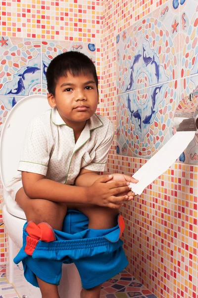 Little asian boy defecate in toilet background — Stock Photo, Image