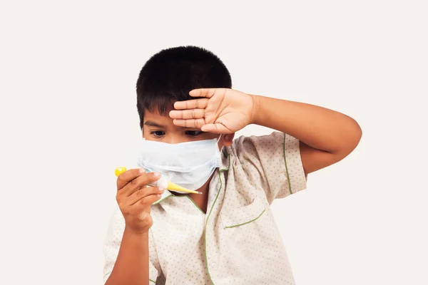 Liten pojke sjuk slitage mask — Stockfoto