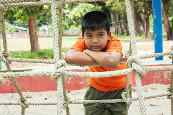 Ritratto di asiatico carino ragazzo a parco giochi — Foto Stock