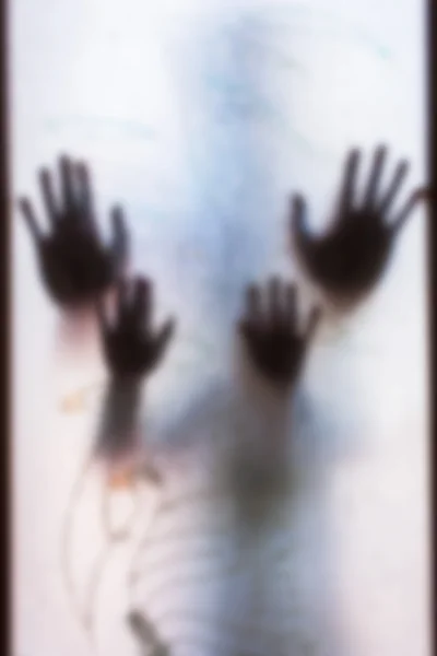Verschwommene Hand hinter Frostgras, Begriff sexueller Missbrauch — Stockfoto