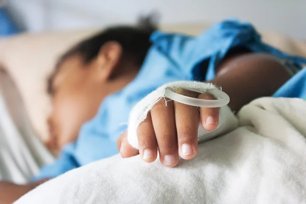 병원 w에서 아픈 어린 소년, 침대에 있는 환자의 손 — 스톡 사진