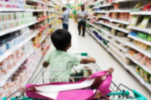 Borrão de pai e filho caminham fazendo compras no supermercado — Fotografia de Stock