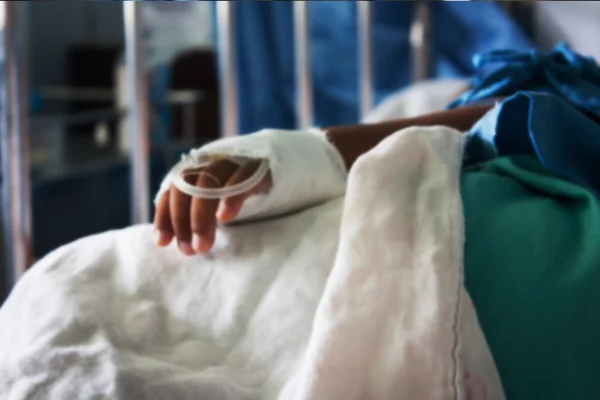 침대에, 어린 소년에 아픈 손으로 환자의의 모호한는 — 스톡 사진