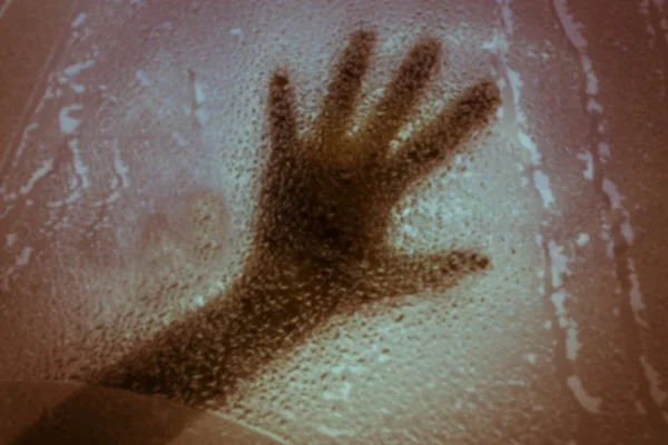 Расплывчатый абстрактный shasow руки в капли воды на стекле, винтажные к — стоковое фото