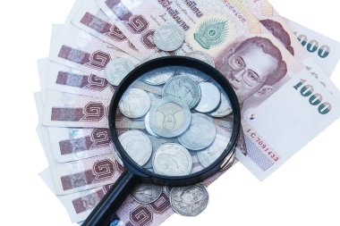 Tayland para ve para Büyüteç altında arka plan izole etmek