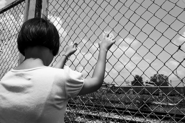 Το ασιατικό κορίτσι λυπημένος μόνο χέρι κατέχουν φυλακή στο σιδηρόδρομο, σιδηροδρομικός σταθμός — Φωτογραφία Αρχείου