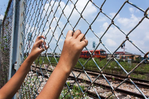 Mão menina na cadeia no Railway Stationsl — Fotografia de Stock