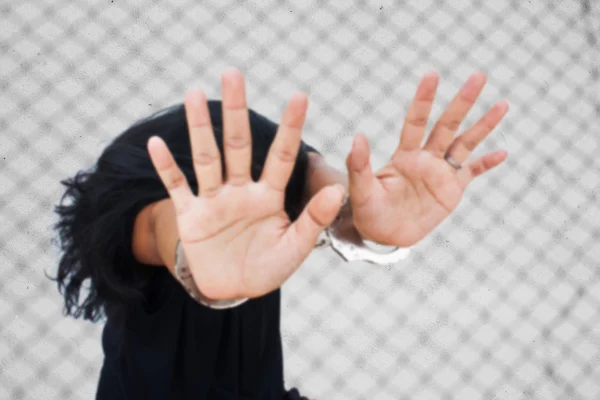 Blurry-Slave, conceito de tráfico humano, as mulheres de mãos dadas — Fotografia de Stock