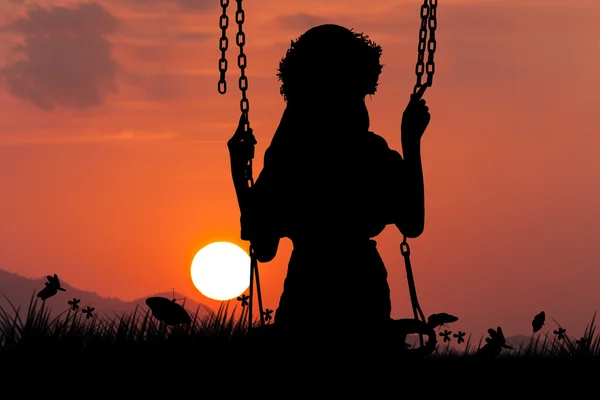 Silueta de linda chica jugar swing en el fondo de la puesta del sol —  Fotos de Stock