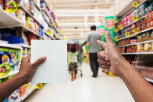 No supermercado mão mãe enviar sinal ir às compras — Fotografia de Stock
