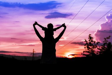 Anne oğluyla dağlar, oyun ve yüksek silüeti 