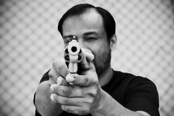 Blanco y negro del hombre sosteniendo el arma y apuntando su revólver —  Fotos de Stock