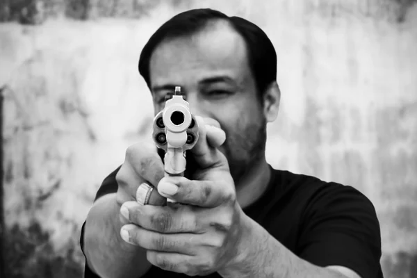 Blanco y negro del hombre sosteniendo el arma y apuntando su revólver —  Fotos de Stock