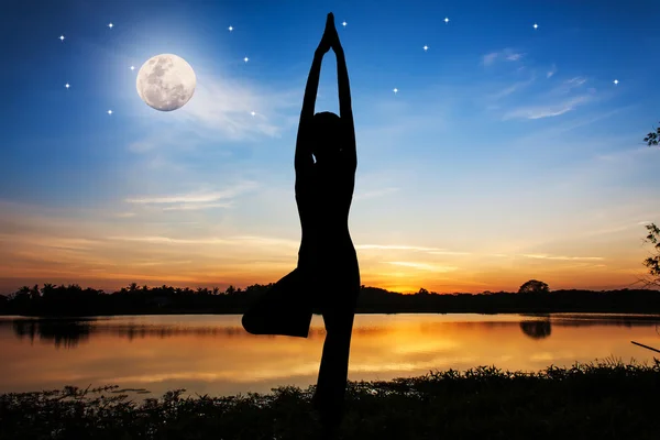 Siluet genç kadın pratik Yoga üzerinde gece dolunay backg