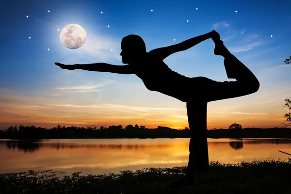 Siluet genç kadın pratik Yoga üzerinde gece dolunay backg