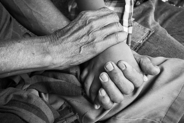 Asiático niños pequeño niño mano toca y sostiene un viejo hombre arrugado —  Fotos de Stock