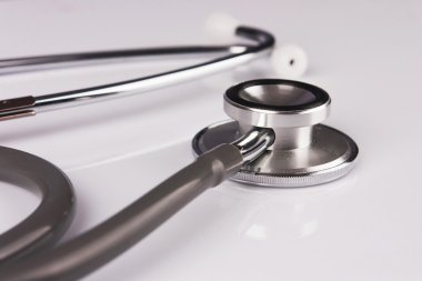 Beyaz arka planda gri stetoskop