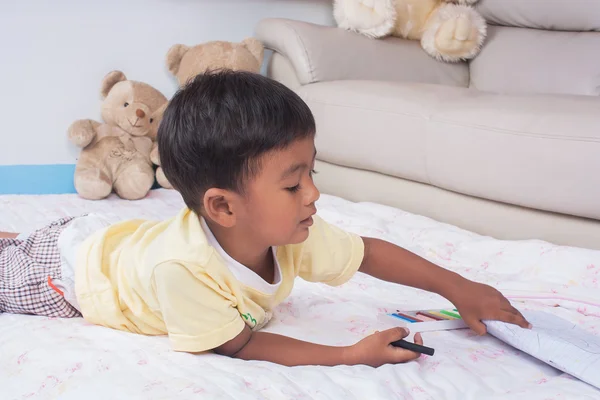 Un peu asiatique garçon peinture sur blanc livre dans la chambre — Photo
