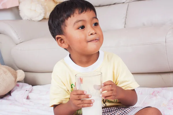 Asyalı çocuk odaya içme sütü — Stok fotoğraf
