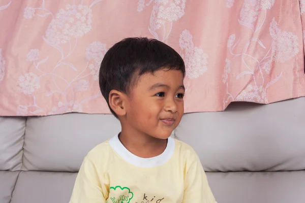 Портрет азиатского мальчика улыбка — стоковое фото
