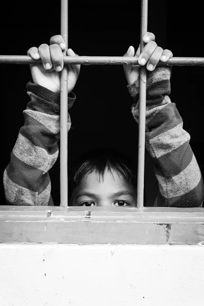 Ασιατικές αγόρι χέρι στον τόνο φυλακή, μαύρο και άσπρο — Φωτογραφία Αρχείου