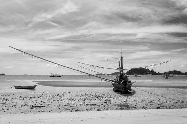 Boat on the beach and blue sky in Thaniland, black and white tone — стоковое фото