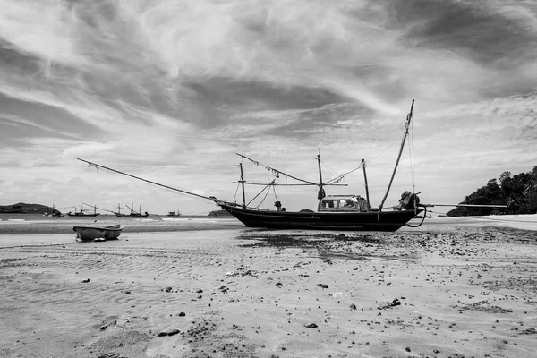 Bateau sur la plage et ciel bleu en Thaniland, ton noir et blanc — Photo