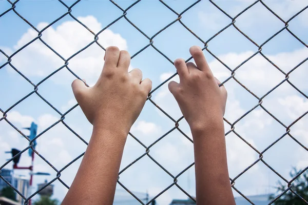 Asiático menina mão segurar cadeia — Fotografia de Stock