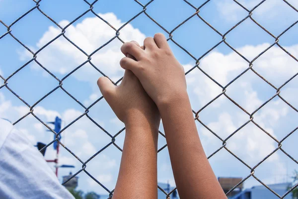 Asiatisk tjej hand hålla fängelse — Stockfoto