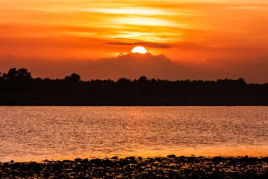 Nehirde güzel bir gün batımı