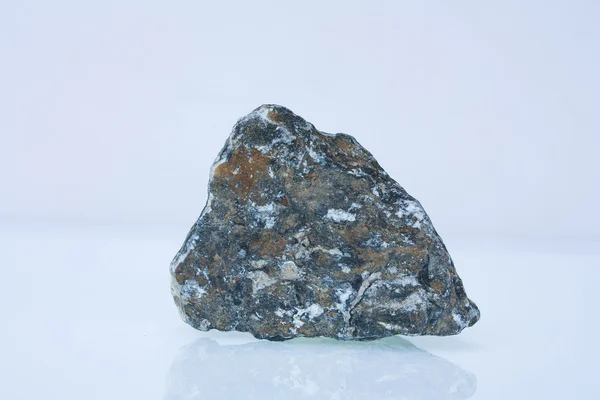 Grauer Felsen auf weißem Hintergrund — Stockfoto