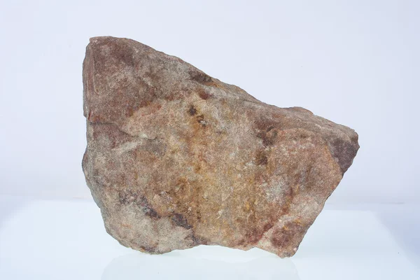Roca marrón sobre fondo blanco — Foto de Stock