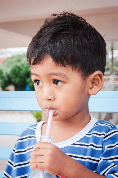 Азіатський маленький хлопчик п'є воду — стокове фото